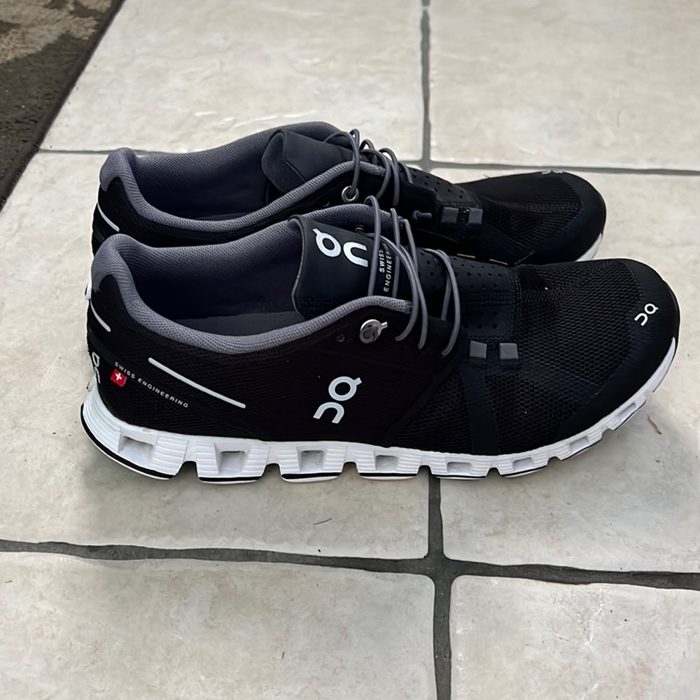 On Cloud Size 9 Women’s Black and White Sneakers